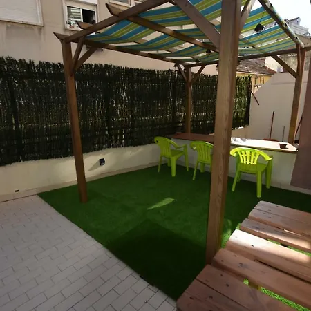 2 Bedroom City Center W/ Terrace Apartment